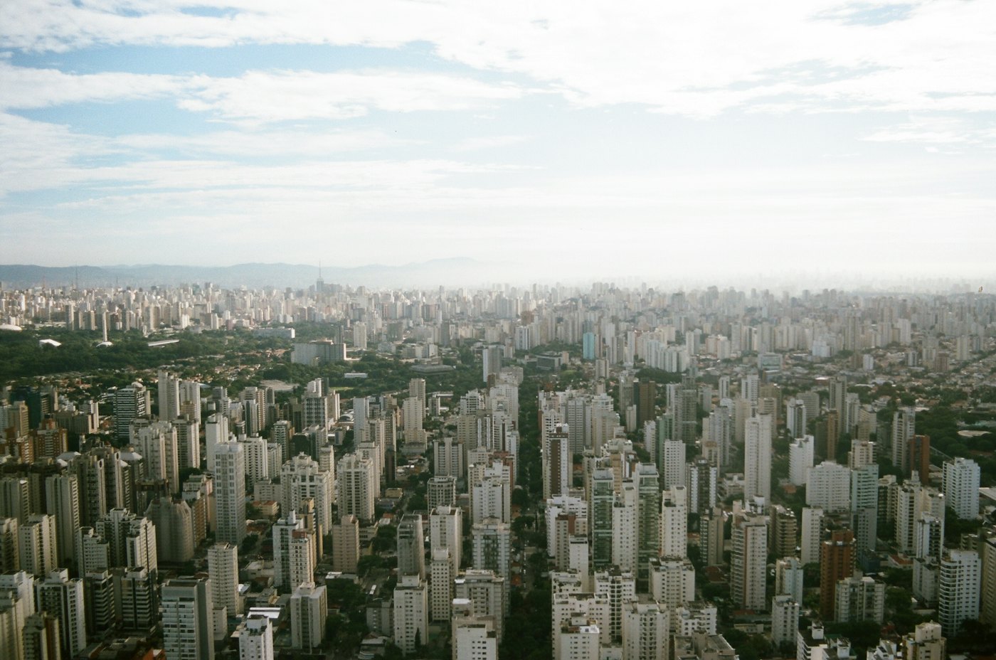 Vista aérea de uma grande cidade brasileira